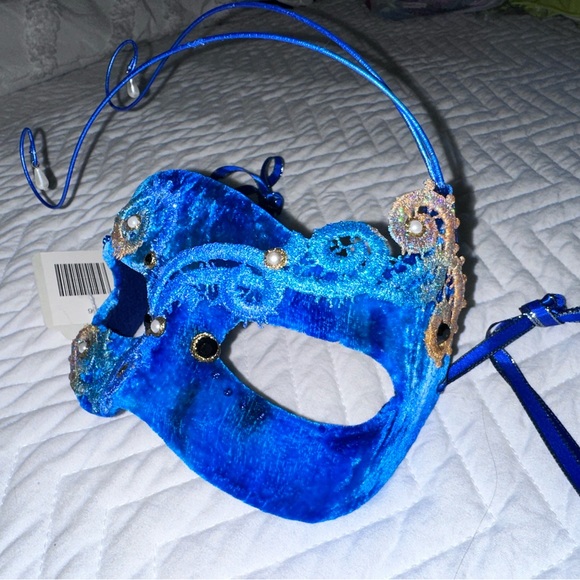 Cirque Du Soleil Mask by Judith Rauchfuss - Picture 11 of 14